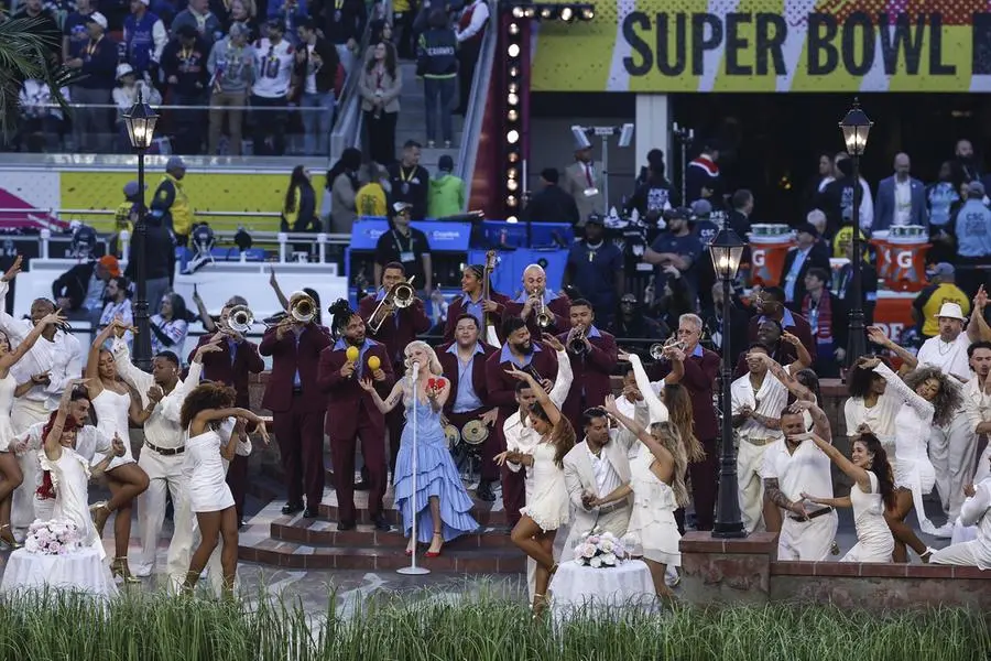 Lady Gaga durante l\\'esibizione allo show del Super Bowl , EPA