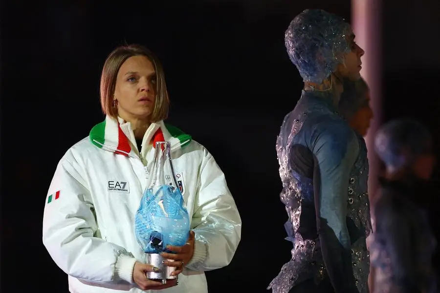 Milano Cortina 2026 Arianna Fontana con la lanterna che raccoglie il fuoco olimpico del braciere appena spento , REUTERS