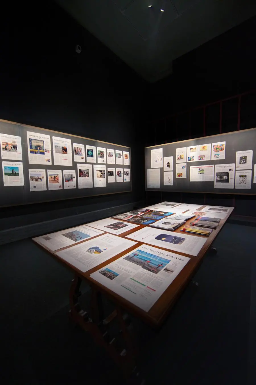 La mostra Più di mille parole. Immagini da L’Osservatore Romano. Sala XVIII della Pinacoteca Vaticana. Copyright © Governatorato SCV – Direzione dei Musei. Tutti i diritti riservati.