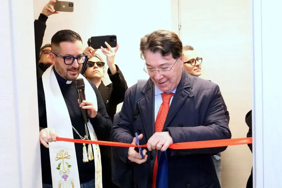 L'inaugurazione dell'aula multimediale presso la parrocchia Santissimi Angeli Custodi con don Alessandro Argentiero e il presidente dell'Ordine dei giornalisti della Puglia, Maurizio Marangelli