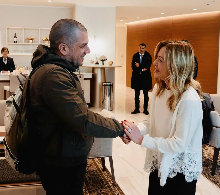 La presidente del Consiglio, Giorgia Meloni, accoglie Alberto Trentini, rilasciato ieri dopo oltre 14 mesi di detenzione in Venezuela, all'aeroporto Ciampino di Roma, 13 gennaio 2026. Ansa/FILIPPO ATTILI/US PALAZZO CHIGI +++ ANSA PROVIDES ACCESS TO THIS HANDOUT PHOTO TO BE USED SOLELY TO ILLUSTRATE NEWS REPORTING OR COMMENTARY ON THE FACTS OR EVENTS DEPICTED IN THIS IMAGE - NO ARCHIVING - NO LICENSING - NPK +++