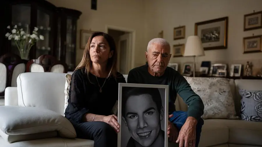 Papa Leone ad Acerra incontra le famiglie della Terra dei Fuochi: «Nostro figlio è stato ucciso dall’inquinamento»