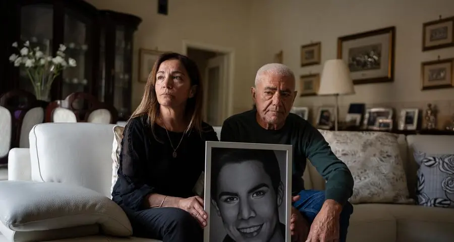 Papa Leone ad Acerra incontra le famiglie della Terra dei Fuochi: «Nostro figlio è stato ucciso dall’inquinamento»