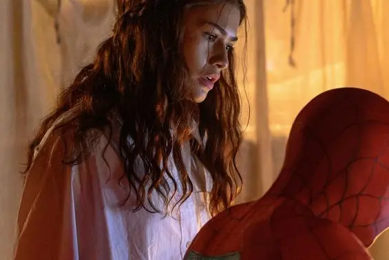 Zendaya e Tom Holland in una scena di Spider-Man Brand New Day. I due attori sono moglie e marito nella realt\\u00E0