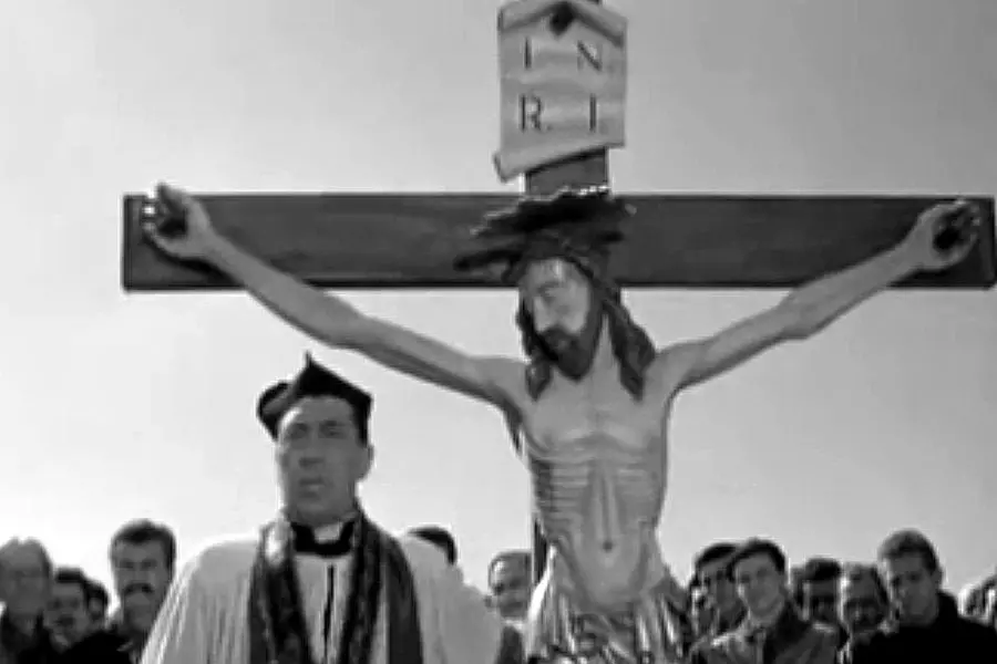 Un'immagine tratta da un episodio del film Don Camillo e Peppone che rimanda alla processione del hparroco di Brescello (Reggio Emilia) che oggi ha portato in processione il \\\"Cristo Parlante\\\" (reso appunto celebre dal film) in processione fino alle rive del Po, 18 Novembre 2014. ANSA/ WEB/ YOUTUBE ++ NO TV, NO SALE, EDITORIAL USE ONLY ++