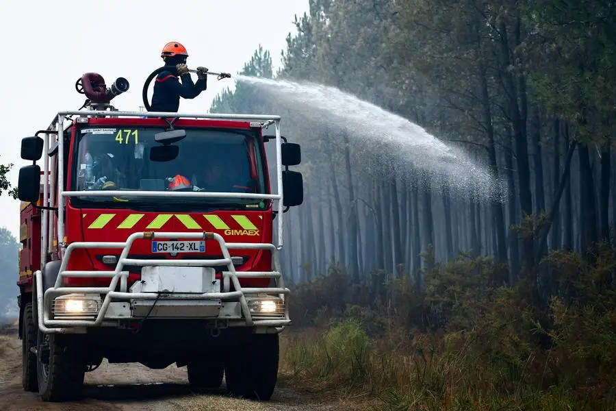 I vigili dell fuoco spengono le fiamme nel dipartimento della Gironda.