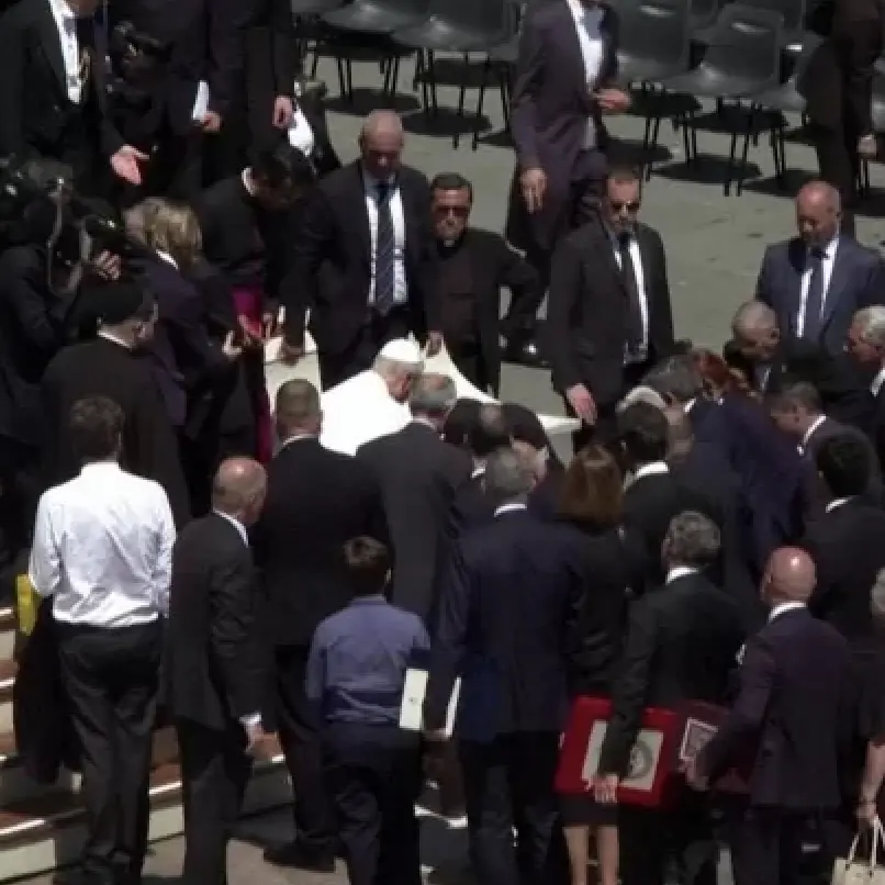 Sviene per il caldo durante l'udienza a S. Pietro, il Papa lo soccorre