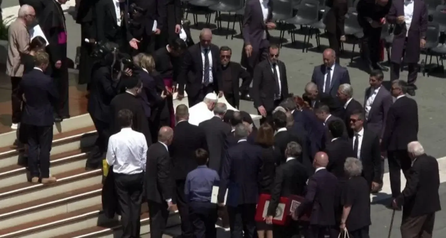 Sviene per il caldo durante l'udienza a S. Pietro, il Papa lo soccorre
