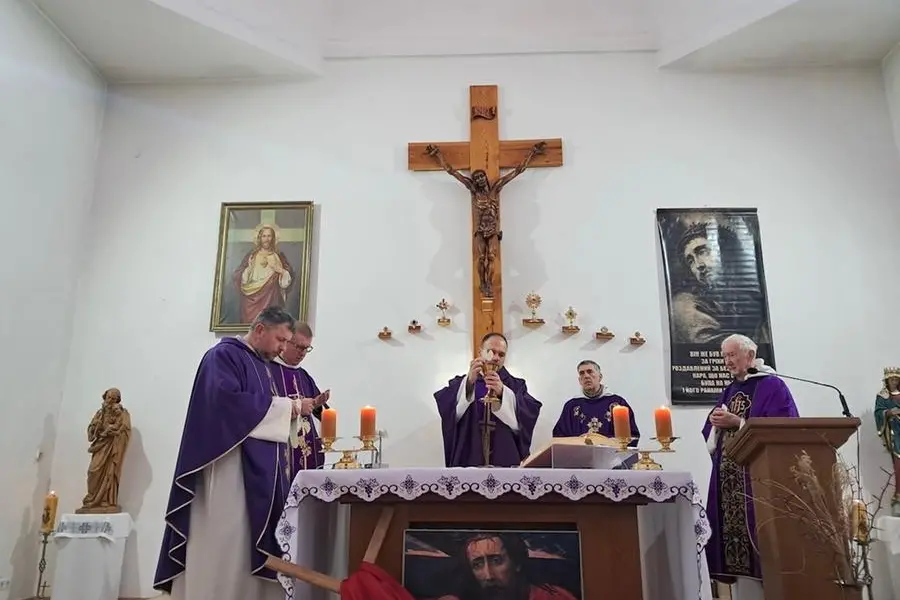 La celebrazione della messa nella parrocchia del Sacro Cuore di Kherson: da sinistra, padre Mykhailo Romaniv, padre Jaroslaw Krawiec, padre Maksym Padlevskyi, padre Alain Arnould, il cardinale Timothy Radcliffe