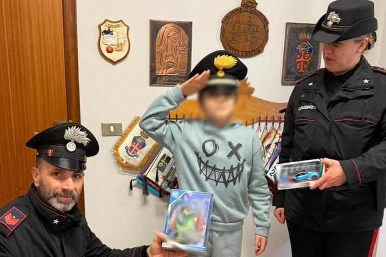 At 11 he sells his drawings to give his little sister a Christmas present, the story of Alessio helped by the police