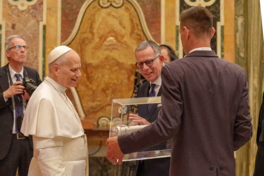 Papa Leone XIV nella Sala Clementina del Palazzo Apostolico con il presidente dell\\'Inps Gabriele Fava (foto Cristian Manieri).