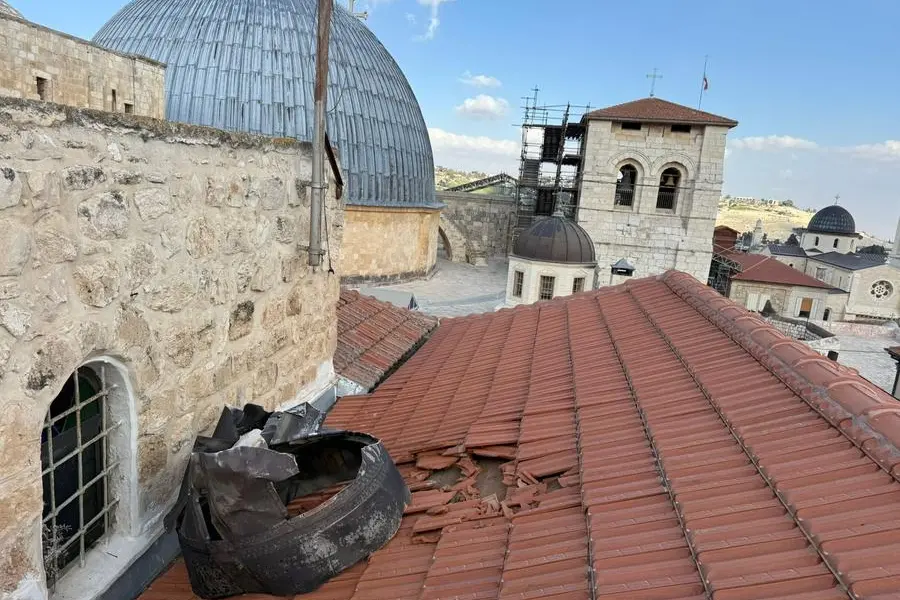 Frammenti di missile sul tetto vicino alla Basilica del Santo Sepolcro a Gerusalemme, dopo il lancio di missili dall’Iran il 16 marzo scorso