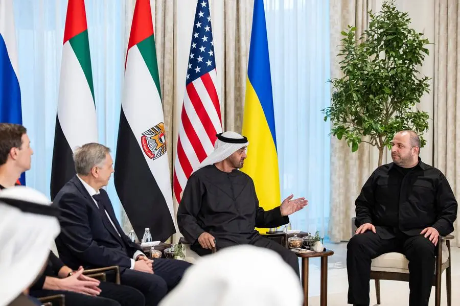 Il presidente emiratino Mohamed bin Zayed Al Nahyan con le delegazioni di Stati Uniti, Russia e Ucraina, il 23 gennaio ad Abu Dhabi , via REUTERS