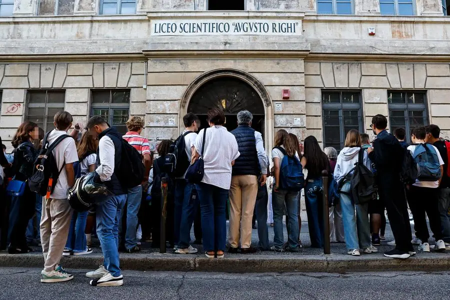 Gli studenti fuori dal Liceo Scientifico Statale Augusto Righi di Roma (ANSA/ANGELO CARCONI) , ANSA