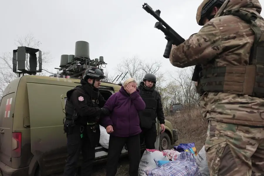 Soldati e volontari assistono gli abitanti nell\\'evacuazione da Huiliaipole, nella regione di Zaporizhzhia. , ANSA