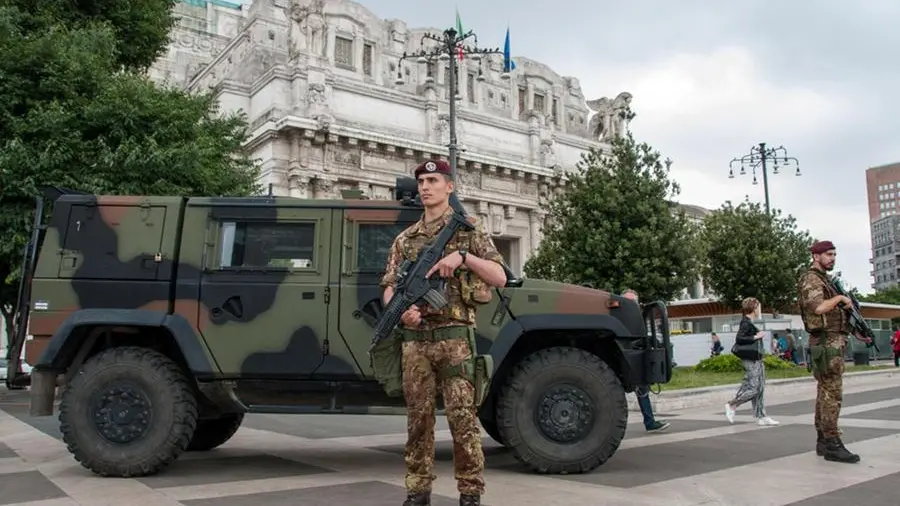 Militari a Milano contro la violenza giovanile, poteri, competenze, punti controversi