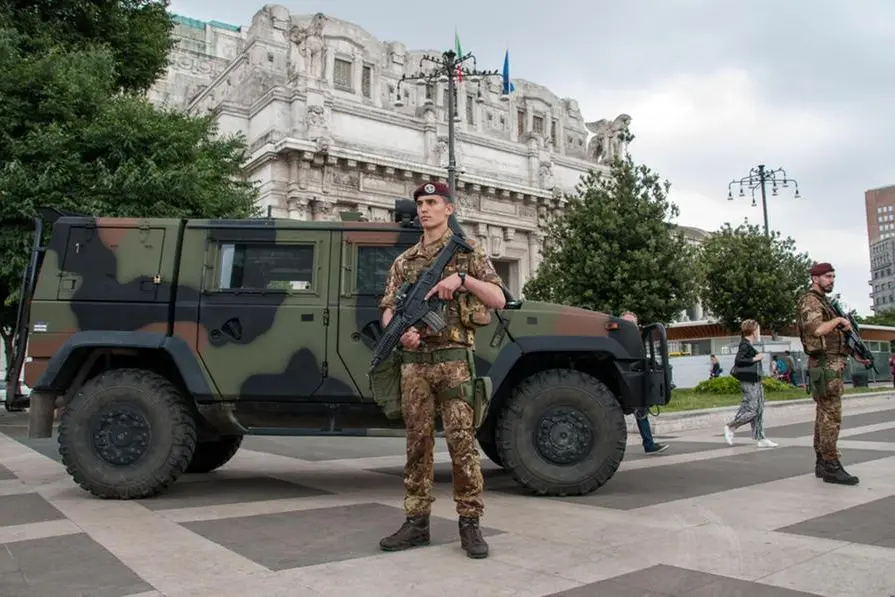 Attivit\\u00E0 di presidio fisso alla Stazione Centrale (P.le Duca D\\'Aosta) a Milano nell\\'ambito dell\\'operazione \\'Strade Sicure\\', immagine di repertorio , ANSA