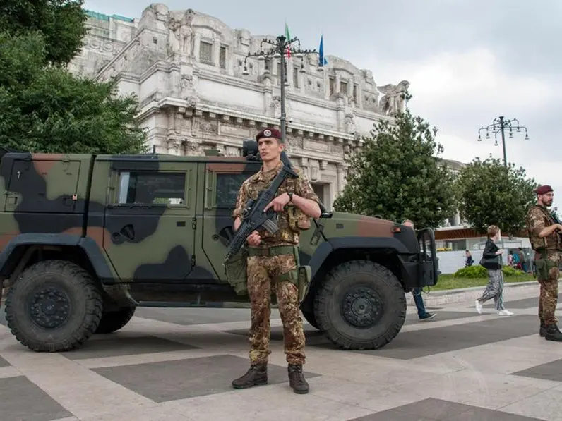 Militari a Milano contro la violenza giovanile, poteri, competenze, punti controversi