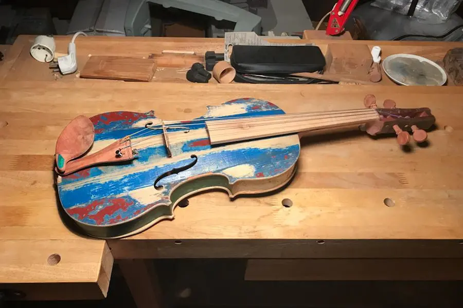 Il primo violino del Mare realizzato nella Liuteria del carcere con i legni delle barche dei migranti.