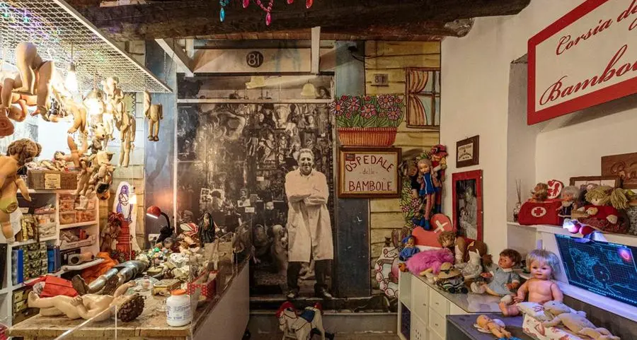 L’Ospedale delle bambole: dove i ricordi tornano a vivere e il riciclo sfida l’usa e getta