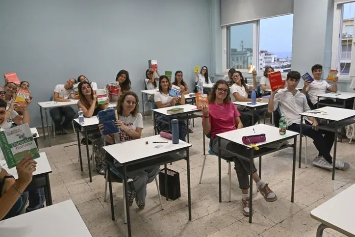 Una foto della Maturità del 2025 con gli studenti dell'Istituto \\\"Mario Pagano\\\" di Napoli che si preparano ad affrontare la prima prova
