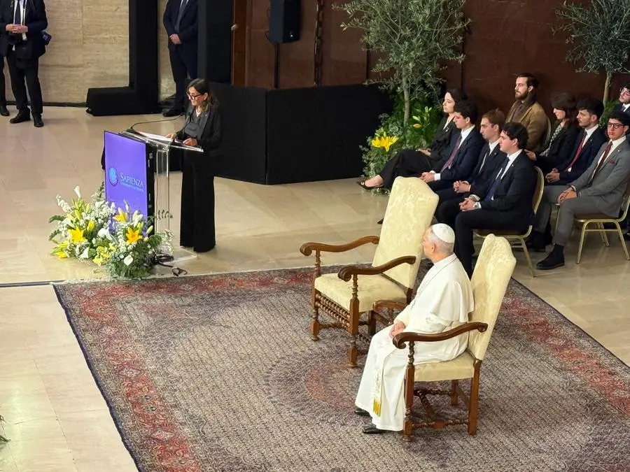 Papa Leone alla Sapienza: «Si investe in armi invece che in educazione e salute»