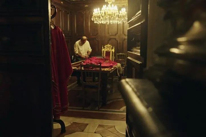Un'immagine del documentario con i preparativi per la celebrazione del miracolo nel Duomo di Napoli il 19 settembre, festa liturgica di San Gennaro