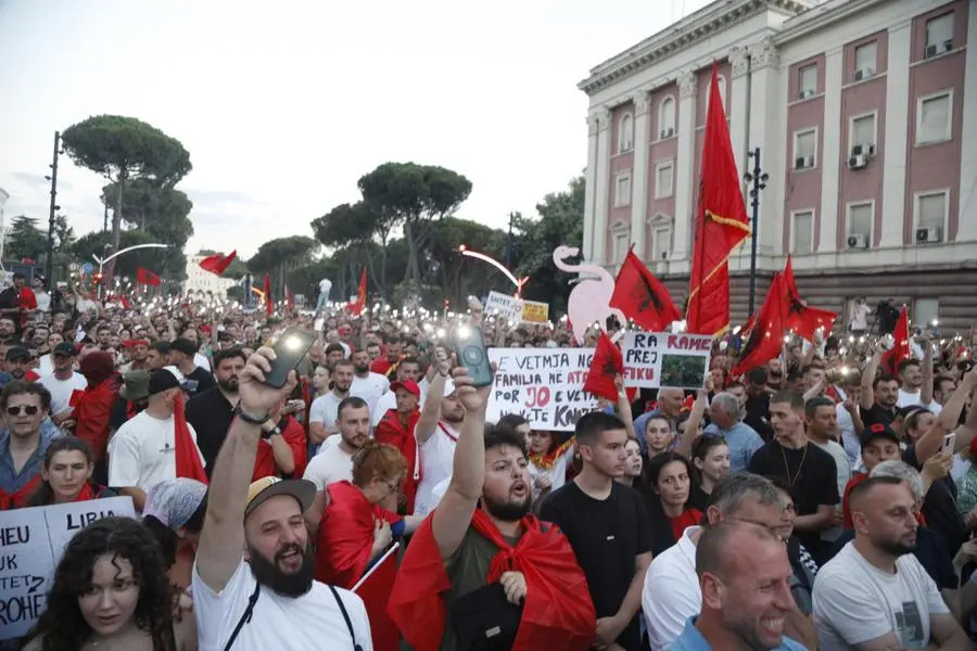 Manifestanti il 20 giugno scorso in protesta a Tirana contro il progetto di un resort sulla costa collegato a Jared Kushner, genero del presidente degli Stati Uniti Donald Trump. L\\'iniziativa \\u00E8 contestata per il possibile impatto ambientale e per le polemiche legate alla propriet\\u00E0 dei terreni , EPA