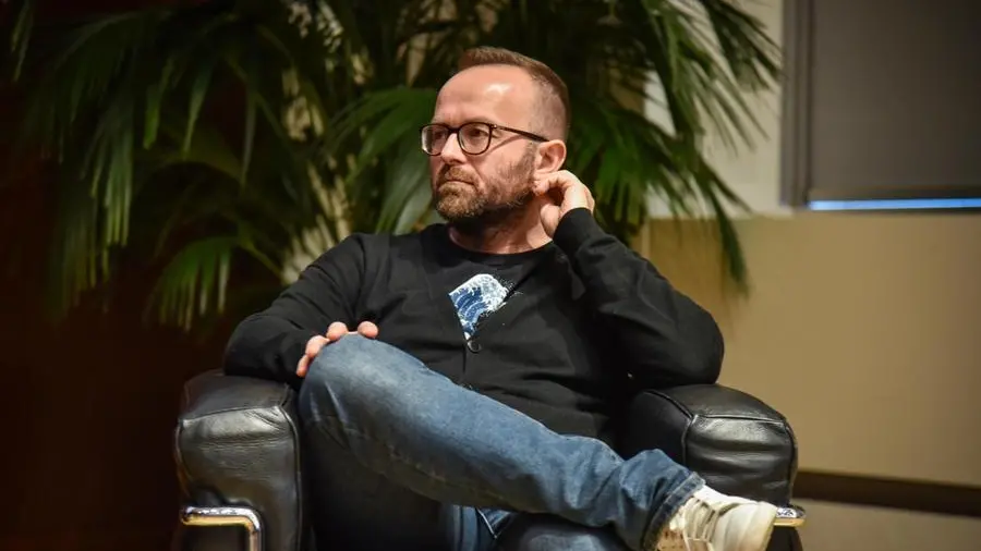 Enrico Galiano sui Promessi sposi: «Sa ancora parlare ai ragazzi di oggi. Il loro personaggio preferito è l’impulsivo Renzo»