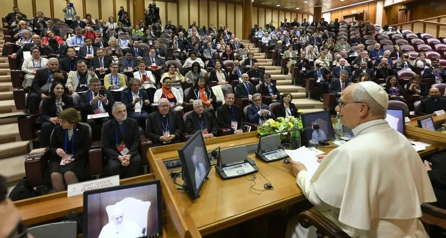 Il Papa ai movimenti: «Alcuni pensano di essere l’unica realtà della Chiesa. Sbaglia chi dice “con quel vescovo non siamo in comunione, ne vogliamo un altro”»