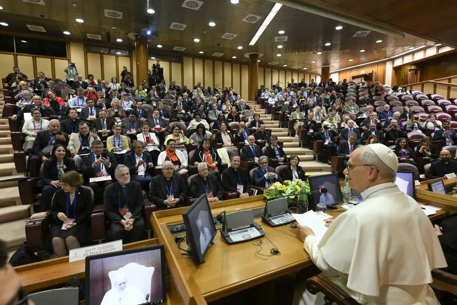 Papa Leone XIV durante l\\'incontro con i Moderatori delle Associazione di Fedeli, dei Movimenti Ecclesiali e delle Nuove Comunit\\u00E0 nell\\'Aula del Sinodo , ANSA