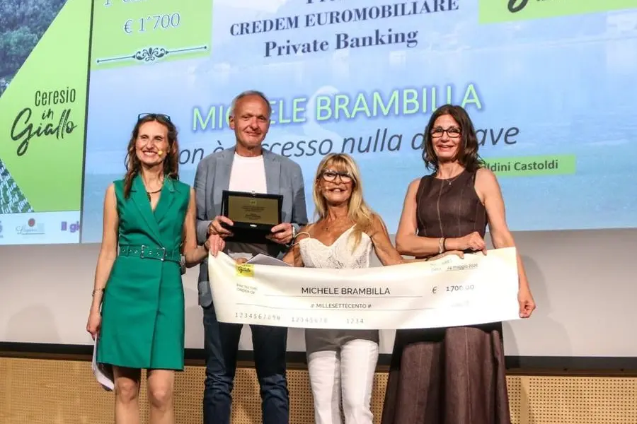 Il vincitore dell\\'edizione 2026 Michele Brambilla tra Carla De Albertis e Jenny Santi, ideatrici del Premio