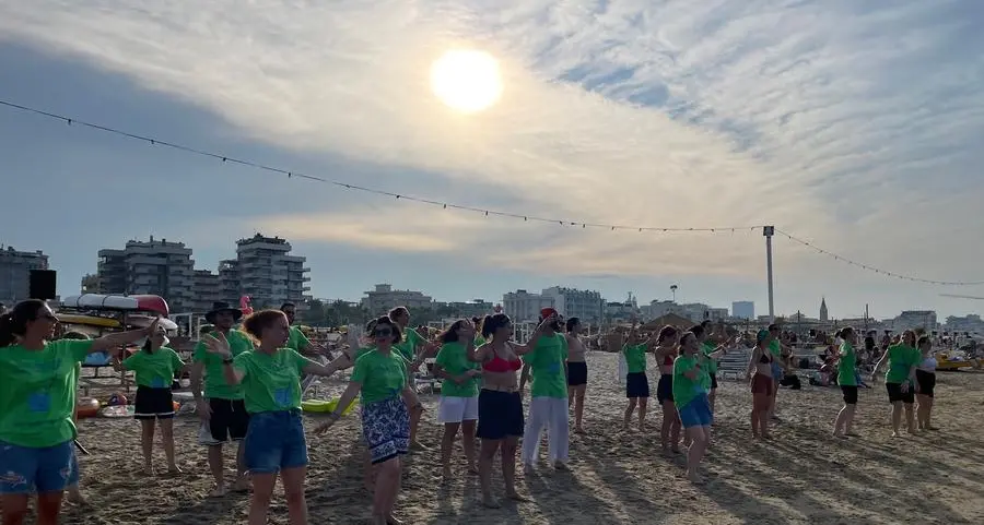 Disagio giovanile, centinaia di ragazzi in missione sulle spiagge della Versilia: “Vivi per qualcosa di grande”