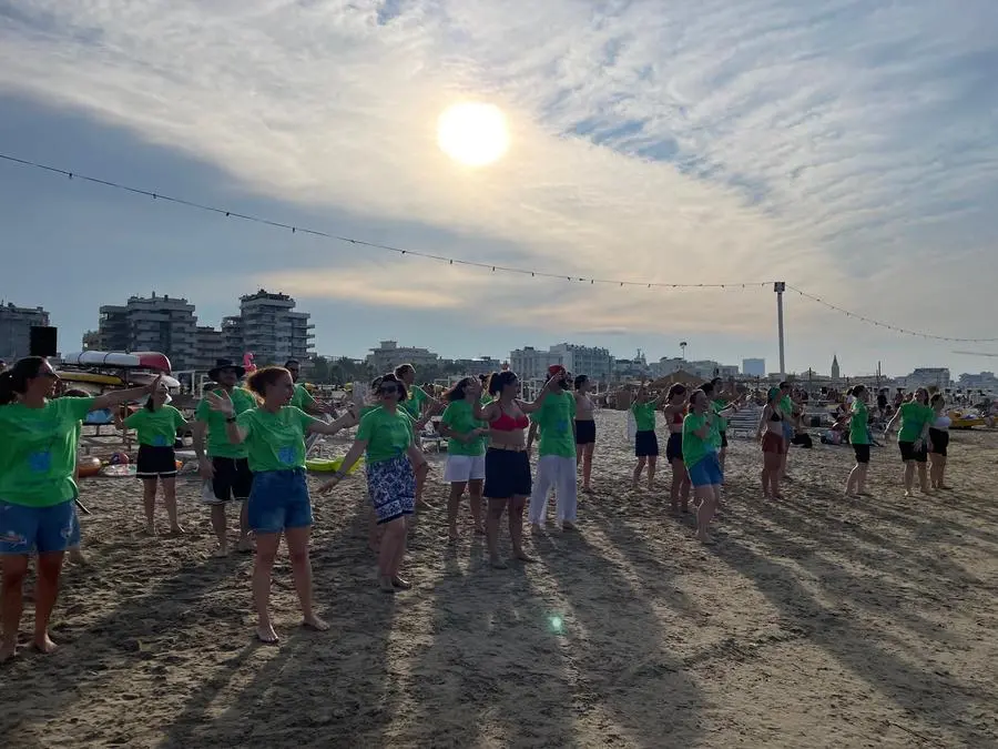 Disagio giovanile, centinaia di ragazzi in missione sulle spiagge della Versilia: “Vivi per qualcosa di grande”