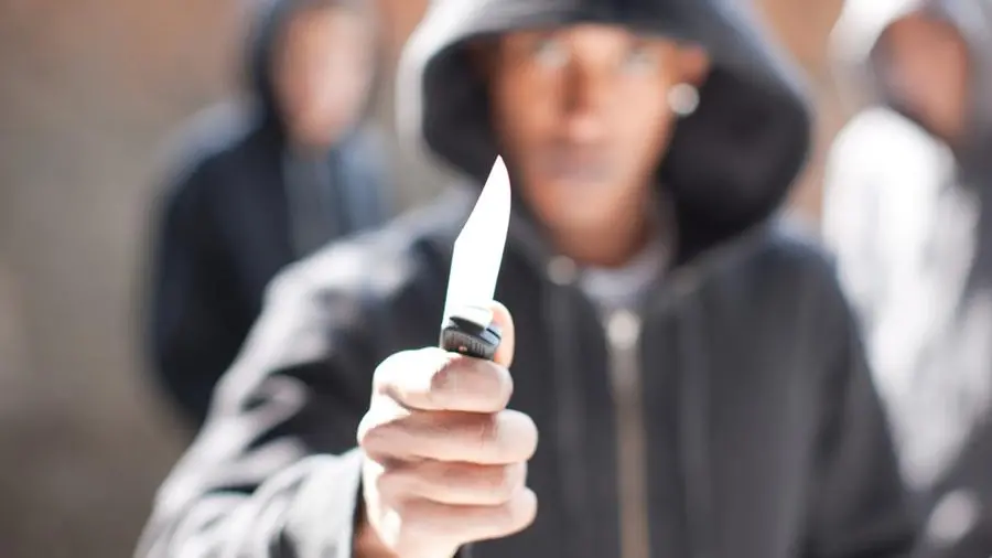 Chi ha insegnato agli adolescenti di oggi che è un valore avere un coltello in tasca?