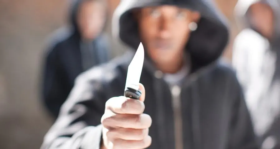 Chi ha insegnato agli adolescenti di oggi che è un valore avere un coltello in tasca?