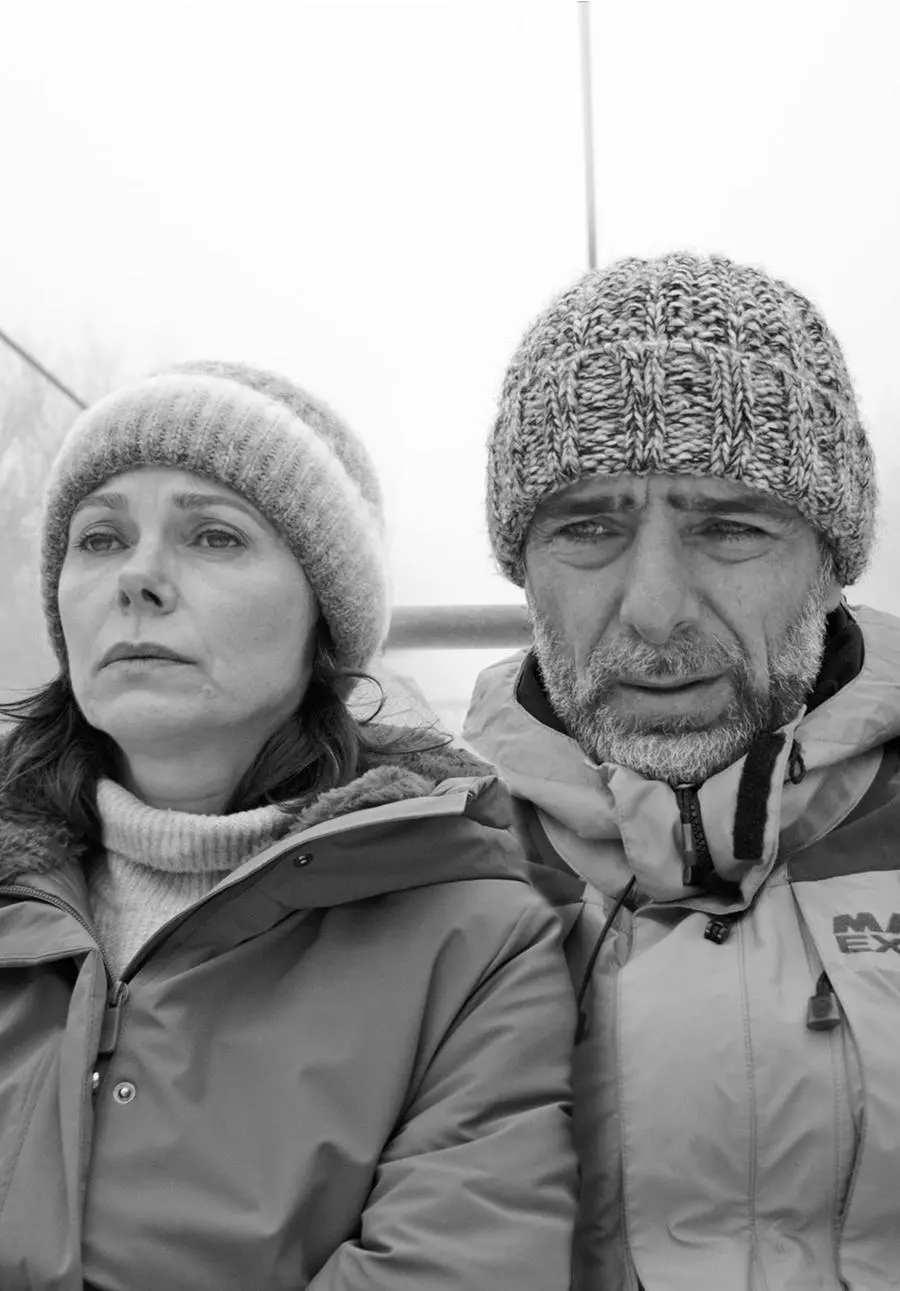 Barbora Bobulova e Adriano Giannini in una scena del film Separazioni