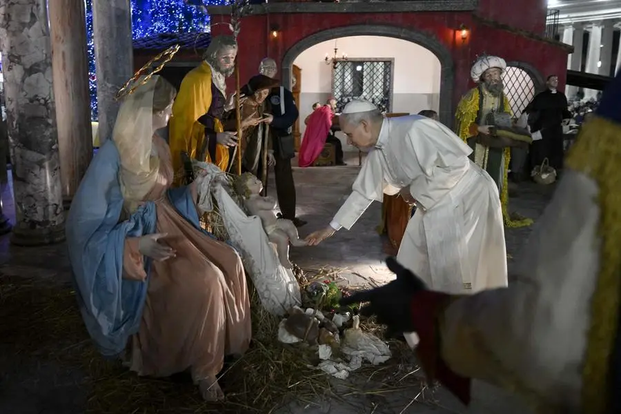 Il Papa davanti al Presepe allestito in piazza San Pietro
