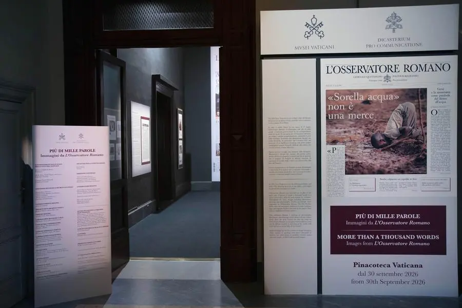Ingresso della mostra Pi\\u00F9 di mille parole. Immagini da L\\u2019Osservatore Romano. Copyright \\u00A9 Governatorato SCV - Direzione dei Musei. Tutti i diritti riservati