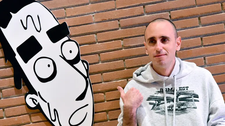 Zerocalcare oltre il fumetto: con “Due spicci” racconta un Paese (sterilmente polemico) rimasto in sospeso