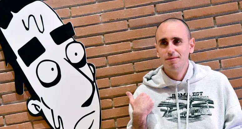 Zerocalcare oltre il fumetto: con “Due spicci” racconta un Paese (sterilmente polemico) rimasto in sospeso