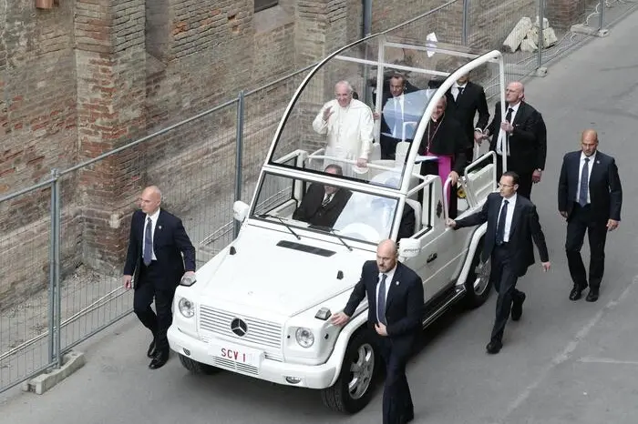 Pope Francis arrives by papamobile at the Cathedral, still unfit after the earthquake of 2012, of Mirandola (Modena), Italy, during a one-day pastoral visit to Carpi and Mirandola, 02 April 2017. ANSA/ SERENA CAMPANINI
