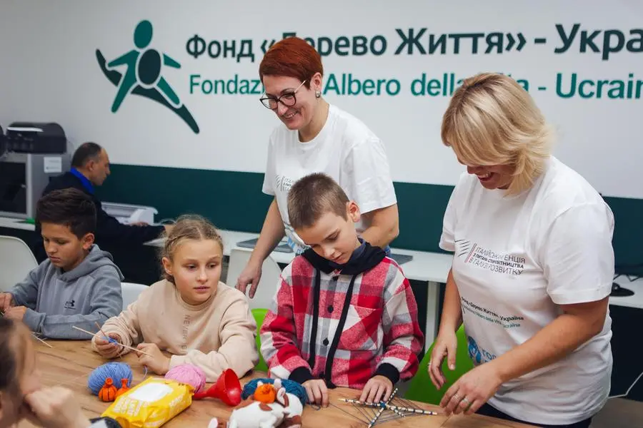 Atrtivit\\u00E0 educative e ricreative per i bambini ucraini. , ALBERO DELLA VITA