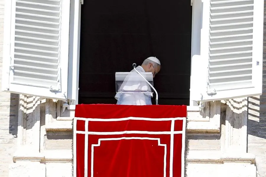 Il Papa al termine dell\\'Angelus in cui ha annunciato di doversi sottoporre a un intervento chirurgico per un nodulo al polmone , ANSA