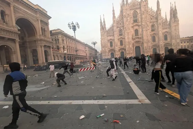 Gli scontri in piazza del Duomo a Milano , ANSA