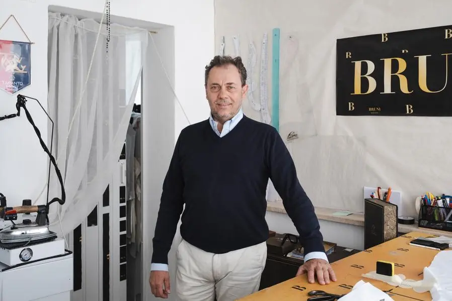 Giuseppe Bruni all\\u2019interno della sua sartoria, dove realizza camicie artigianali. Martina Franca, 7 maggio 2026.