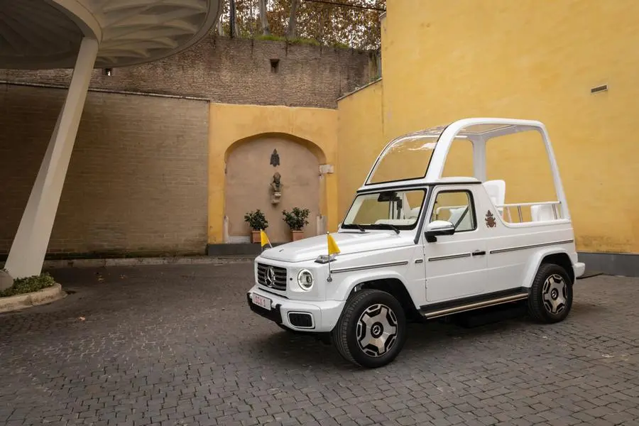 La Mercedes-Benz G 580 (W 463), papamobile del 2024, esposta alla mostra Un secolo di Papamobile ai Musei Vaticani, inaugurata il 28 ottobre 2026.