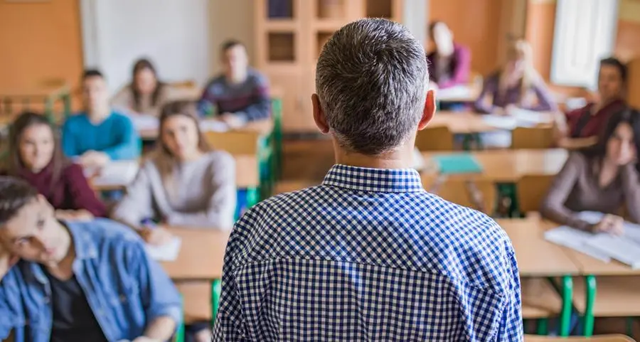 Assolto il prof che ha baciato la studentessa. Ma un docente è un pubblico ufficiale e non può mai abusare del proprio ruolo