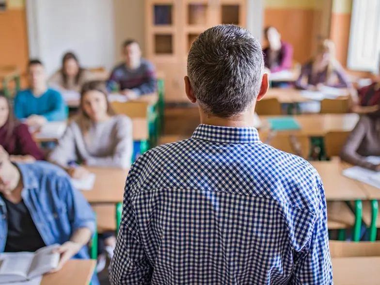 Assolto il prof che ha baciato la studentessa. Ma un docente è un pubblico ufficiale e non può mai abusare del proprio ruolo