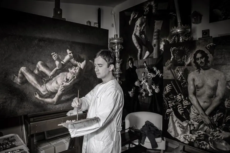 Il pittore Giovanni Gasparro al lavoro nel suo studio di Adelfia (Bari)